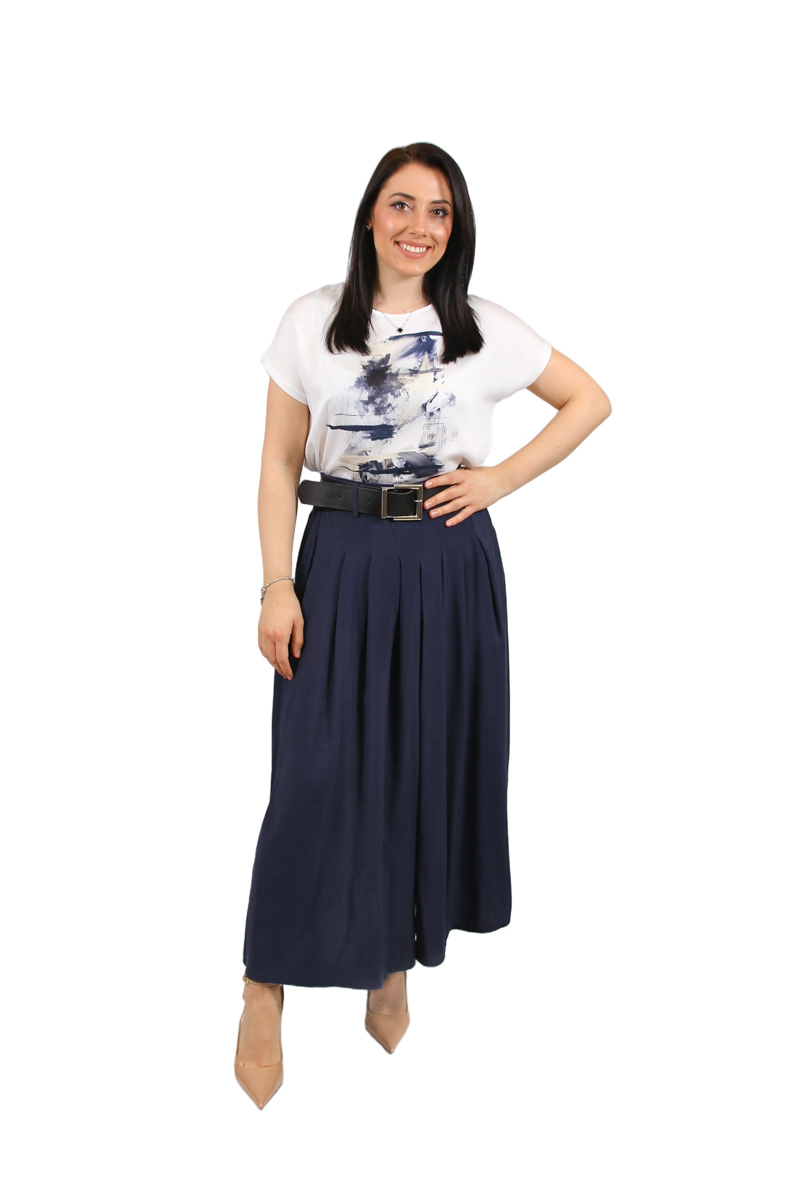 Bela letnja bluza sa cvetnom aplikacijom